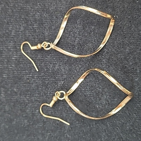 18KT GOLD PLATED TWISTED GEOMETRIC DANGLE EARRINGS - Picture 5 of 7